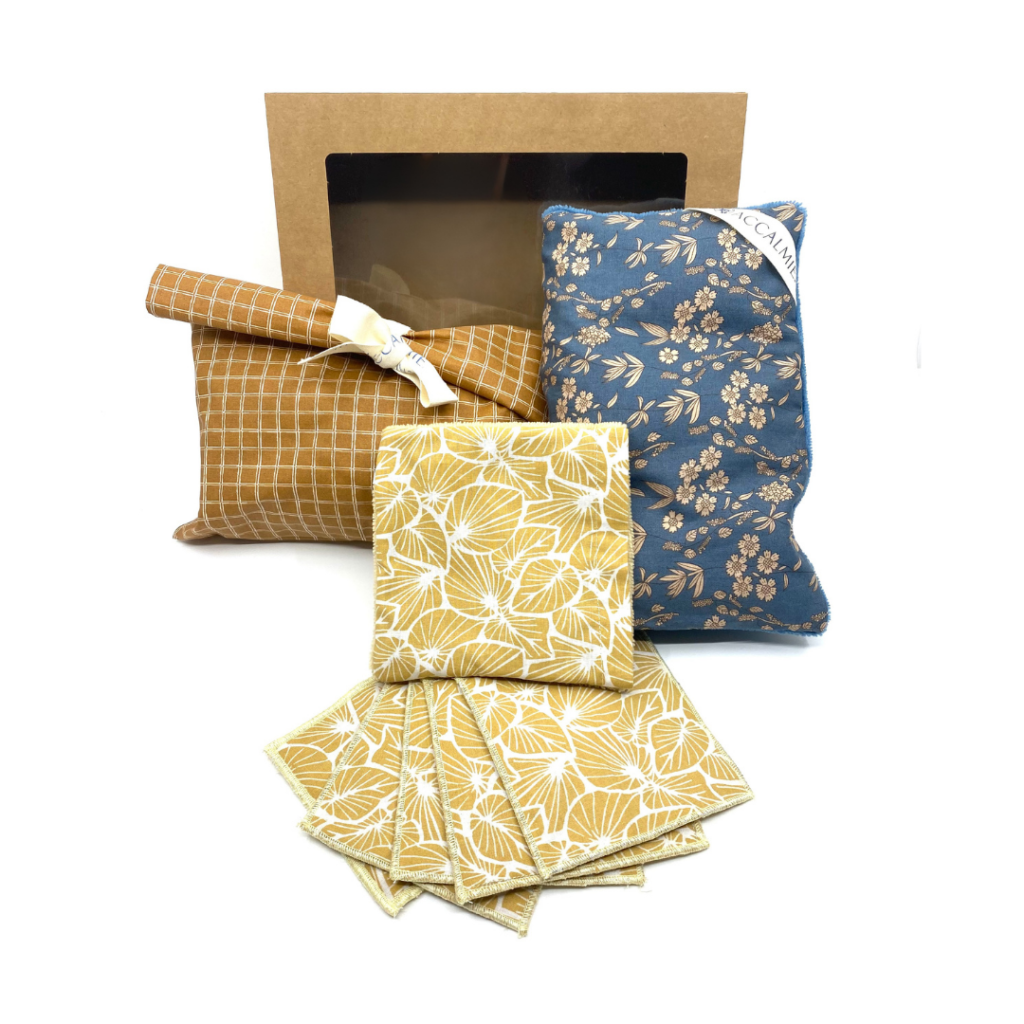 composantes du coffret maternity, cotons. bouillottes mini et dorsale pochette de transport